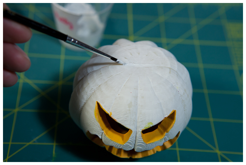 Head assembly with putty filling seams