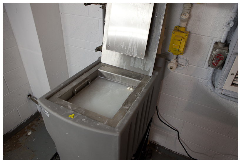 Wash tank for dissolving support material